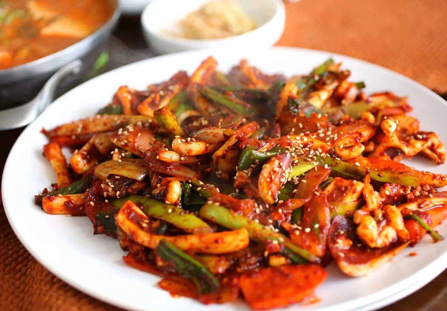 Какое блюдо острое. Стир Фрай с кальмаром. Squid Stir Fry korean. Острая пища. Острые блюда.