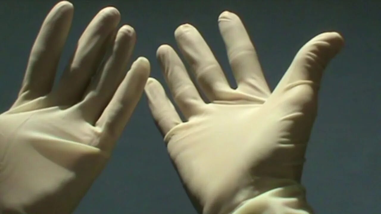 Перчатки bioclean extra. Надеть перчатки медицинские. Медицинские перчатки одевают на:. Рука в медицинской перчатке. Врач надевает перчатки.