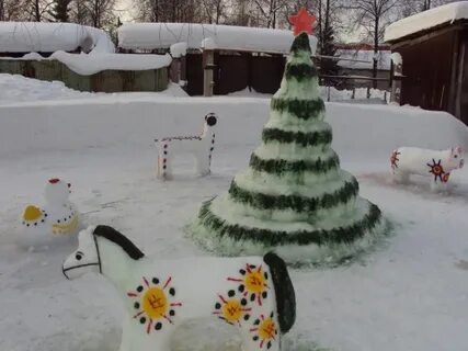 Ели на территории детского сада