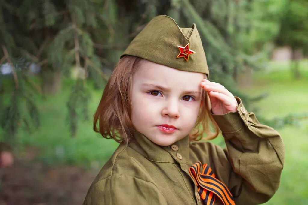 Маленький военный. Дети в военной форме. Детская фотосессия в военной форме. Пилотка Военная Солдатская. Маленькие дети в военной форме.