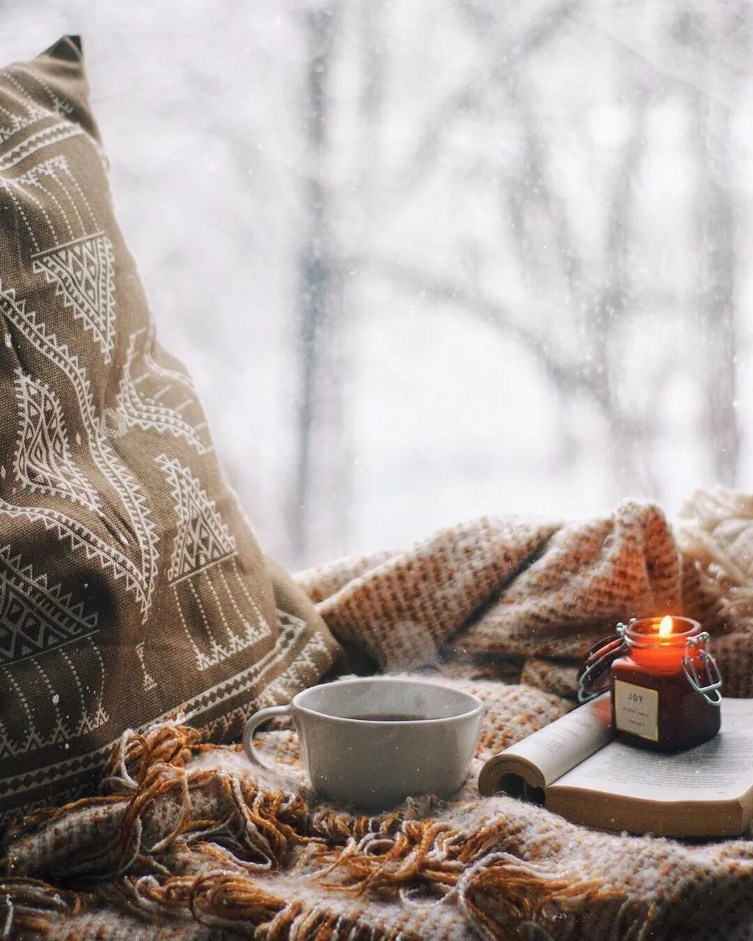 Атмосфера уюта тепла. Уютный теплый плед. Уютного вечера. Чай зимний. Камин чай плед.