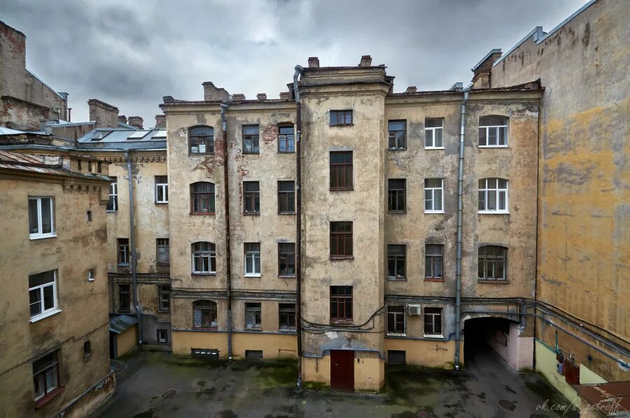 Поврежденный дом в санкт петербурге. Старый Питерский двор Васильевский остров. Старый фонд Санкт-Петербурга дворы. Питер обшарпанные дворы. Обшарпанные дворы колодцы Питера.