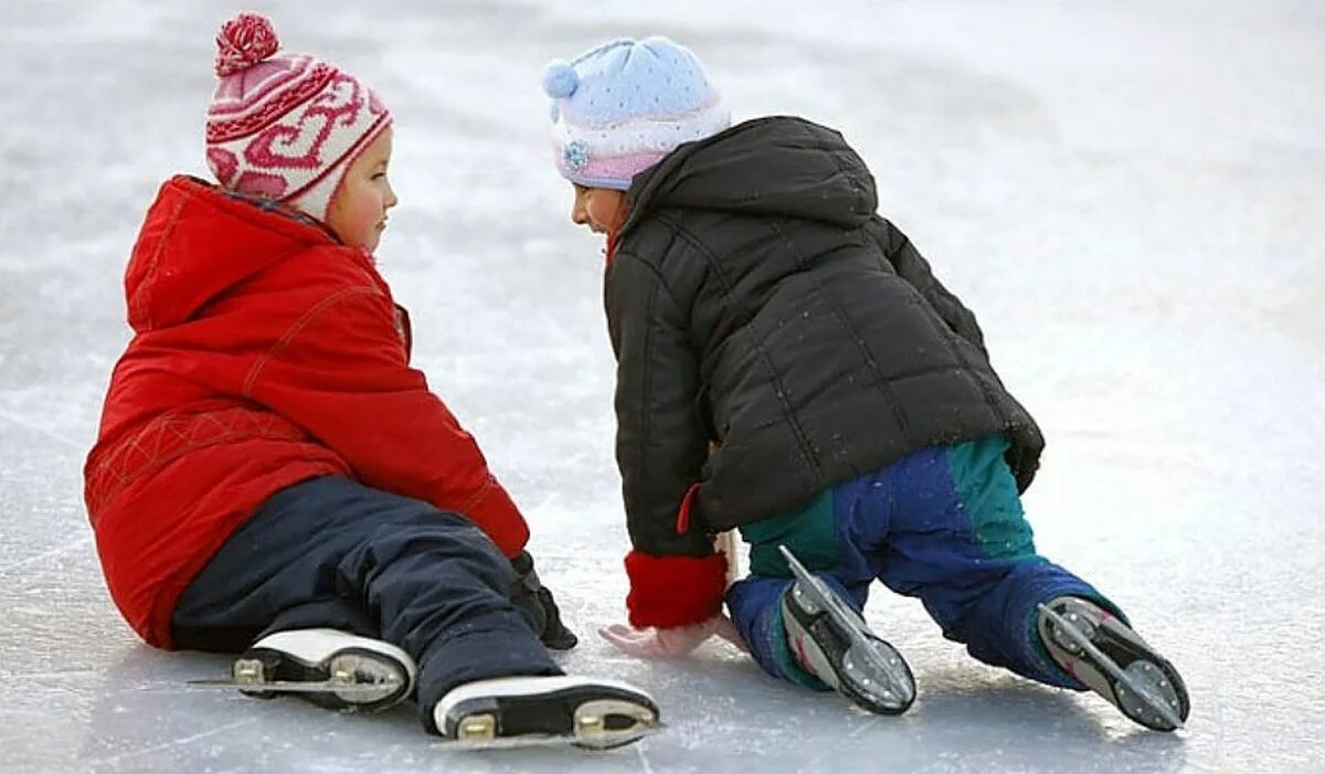 Каток дети катаются. Дети на коньках. Зима дети на коньках. Дети катаются на коньках. Катание на коньках дети.