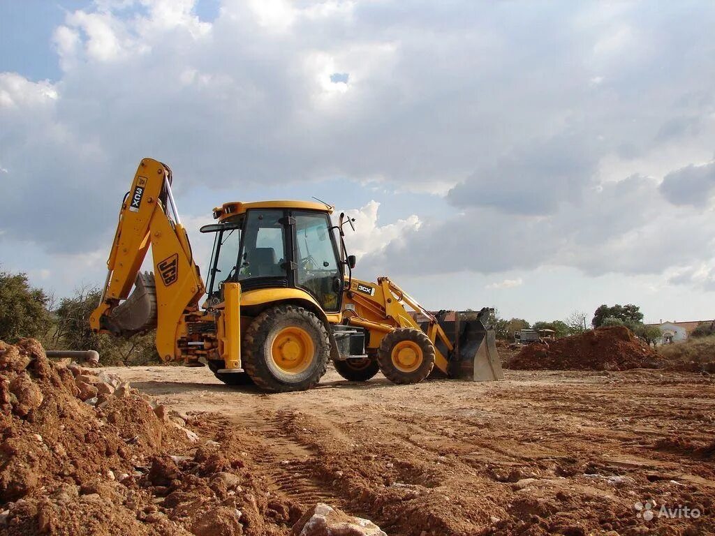 Взять в аренду экскаватор погрузчик. Экскаватор-погрузчик JCB 4cx траншея. Экскаватор JCB 3cx. JBC погрузчик экскаватор. Экскаватор JCB 3cx копает котлован.