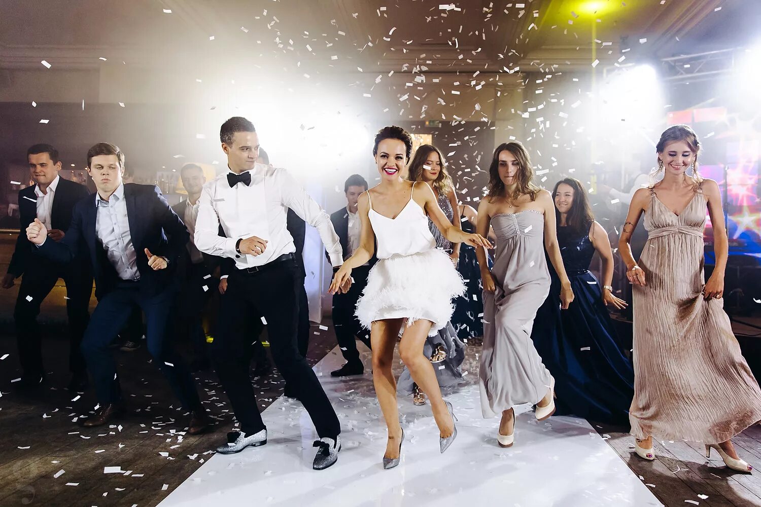А свадьба танцует и свадьба поет. Свадебный танец жениха и невесты. Первый танец. Свадьба пела. Свадебный танец жениха и невесты.