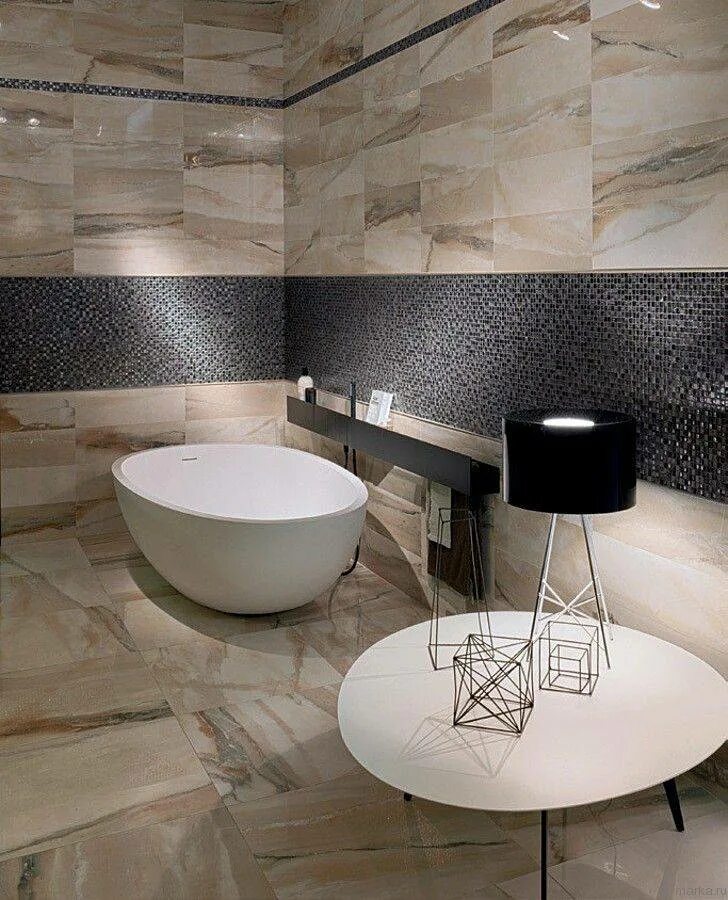 Бежевая плитка под мрамор в ванной. Ванная комната белый мрамор. Черный мрамор в интерьере. Ванная комната мраморная плитка. Ванная с плиткой под мрамор.