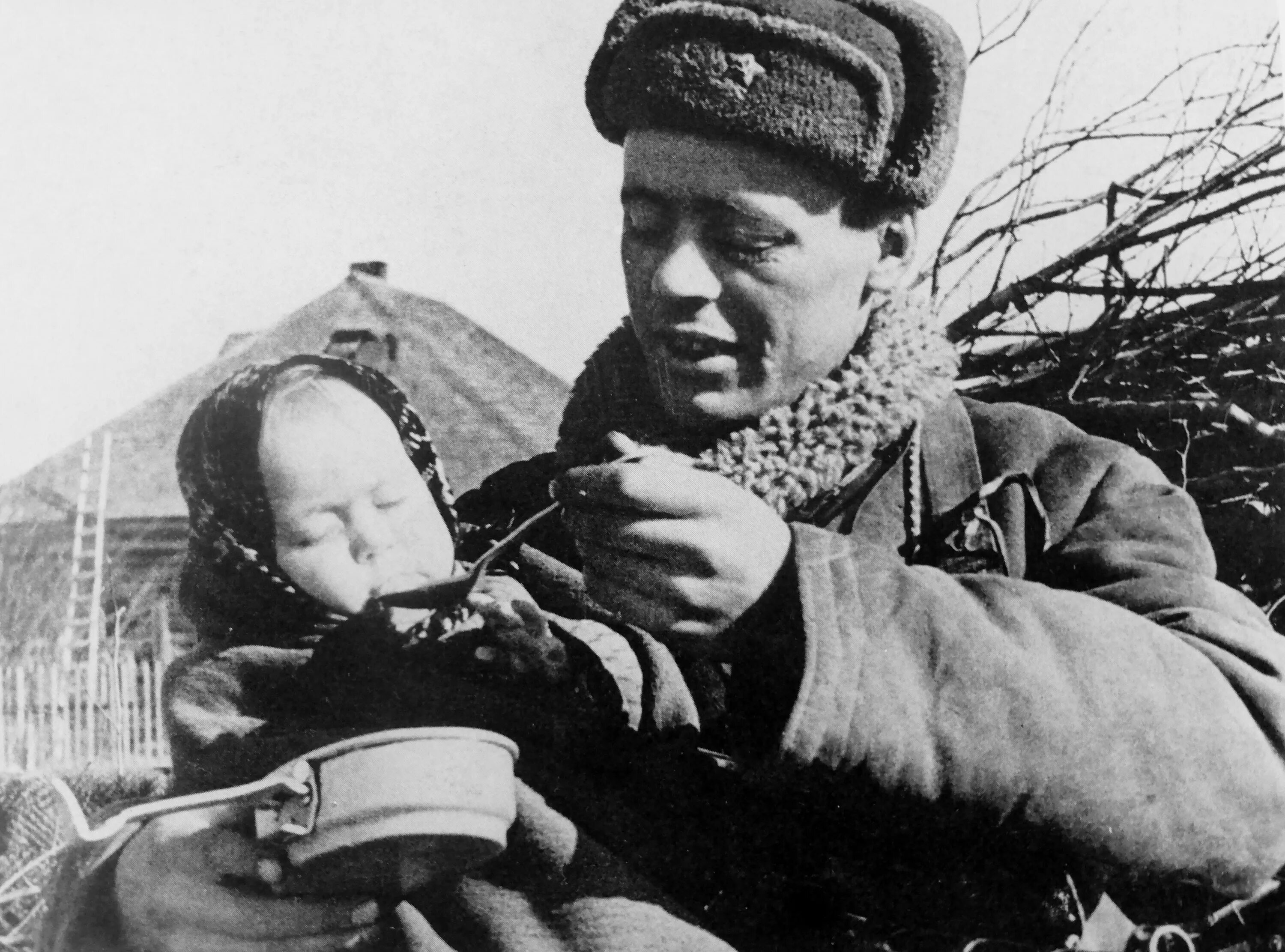 Мальчик вов. Фотограф Виктор Кинеловский. Дети войны и солдаты ВОВ. Советский солдат с ребенком. Дети на фронте