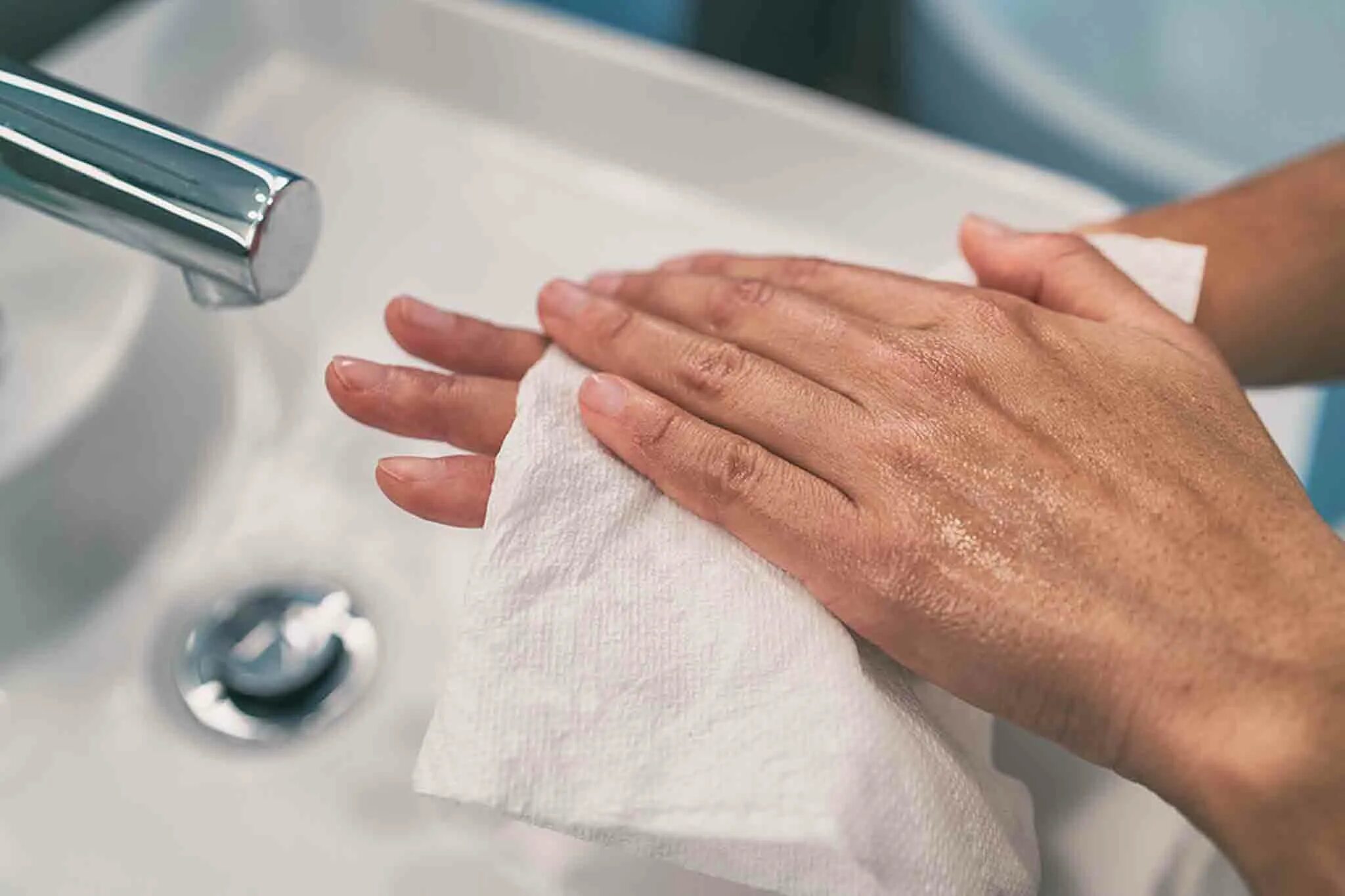Полотенцем после мытья. Вытирает руки. Вытирать руки полотенцем. Сушка рук полотенцем. Мытье и сушка рук.