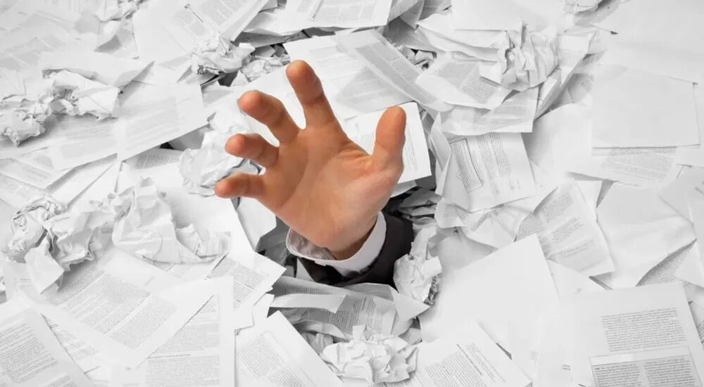 Много документов. Удерживает бумагу. Удерживает бумагу. Согнутая бумага. Планшет для бумаги.