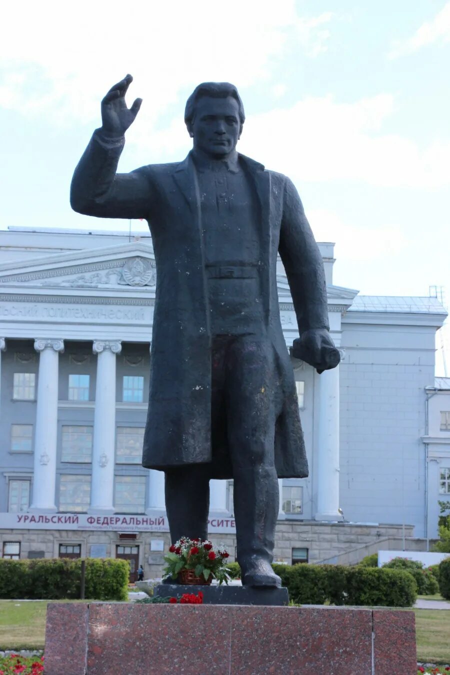 Памятники киров. Памятник Кирову в Самаре в Кировском районе. Статуя Кирова в Кирове. Памятник Кирову в Екатеринбурге. Памятник с. м. Кирову (Екатеринбург).