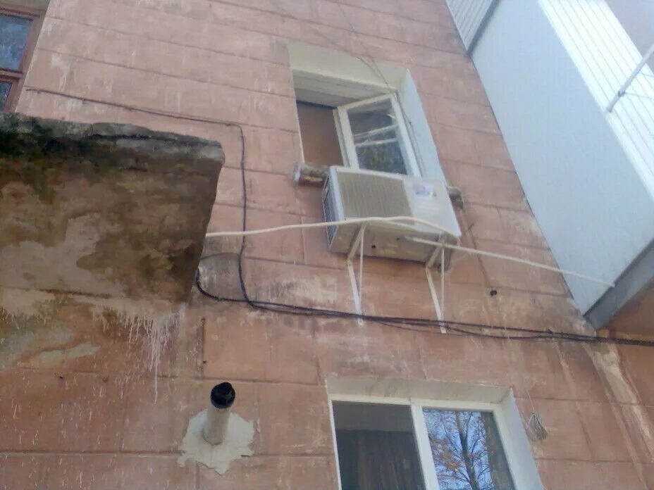 Неправильно установлен кондиционер. Неправильный монтаж кондиционера. упал наружный блок кондиционера. ошибки монтажа кондиционера. кондиционер падает.