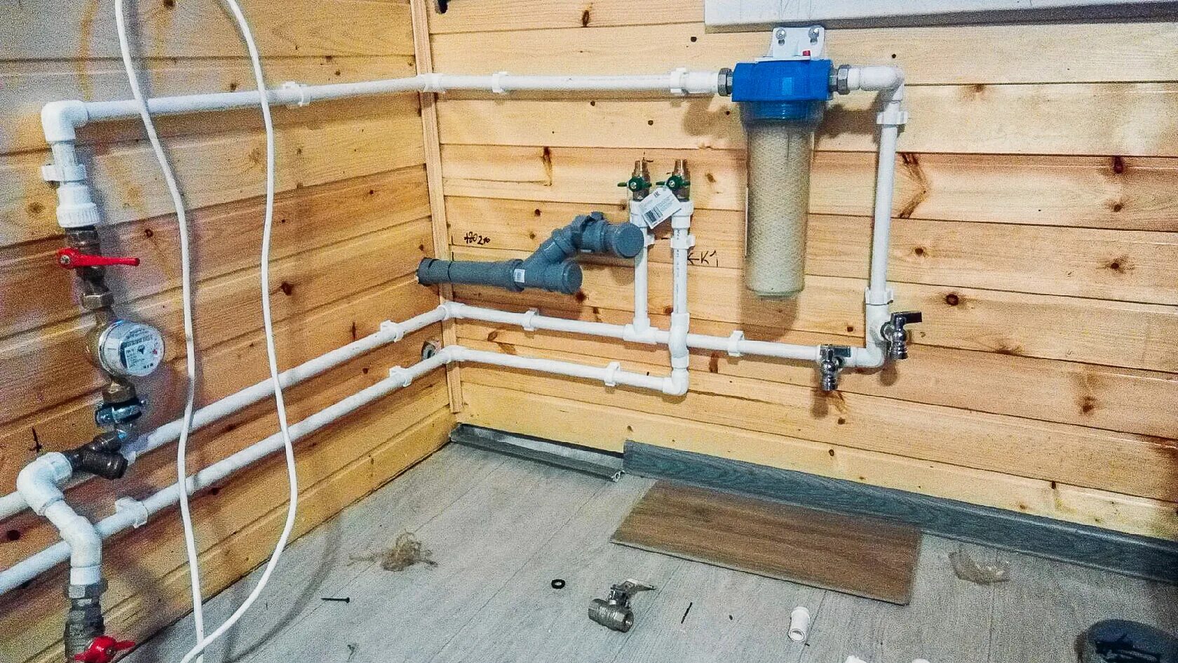 Монтаж водопровода на даче. Водопровод в деревянном доме. Водопровод в частном доме.