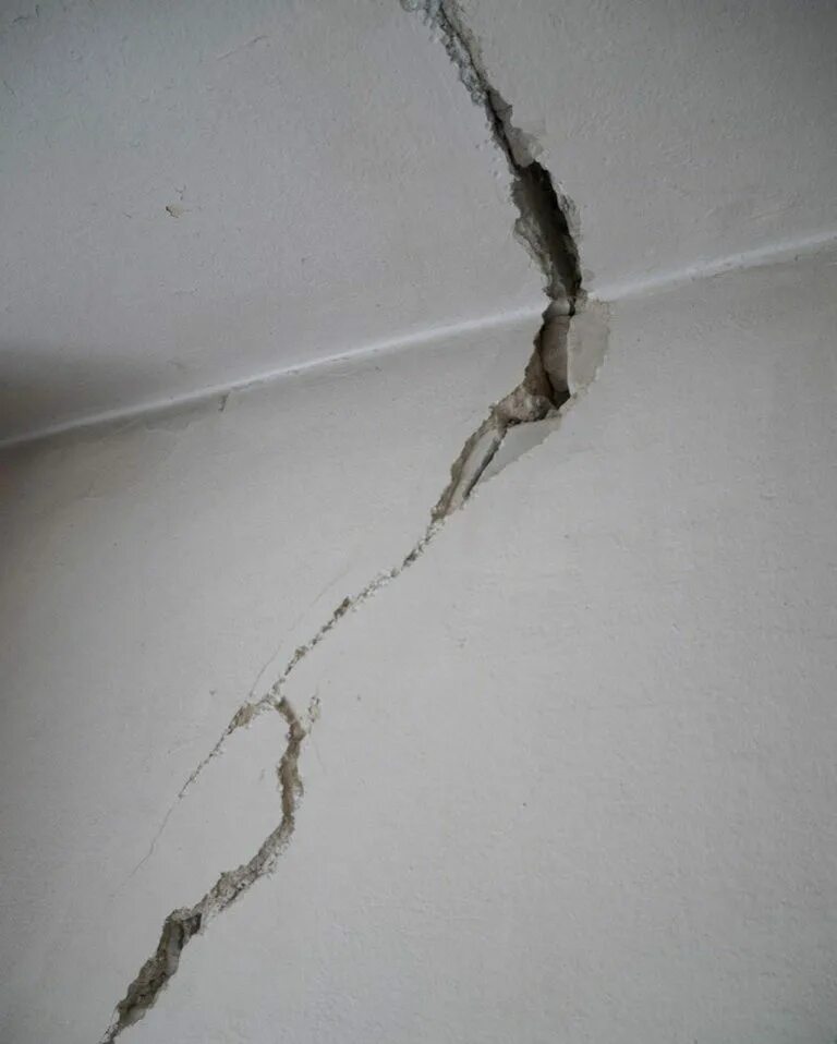 Стены пошли трещинами. Трещины на потолке. Трещины на штукатурке. Мелкие трещины на потолке. Усадочные трещины в стенах.