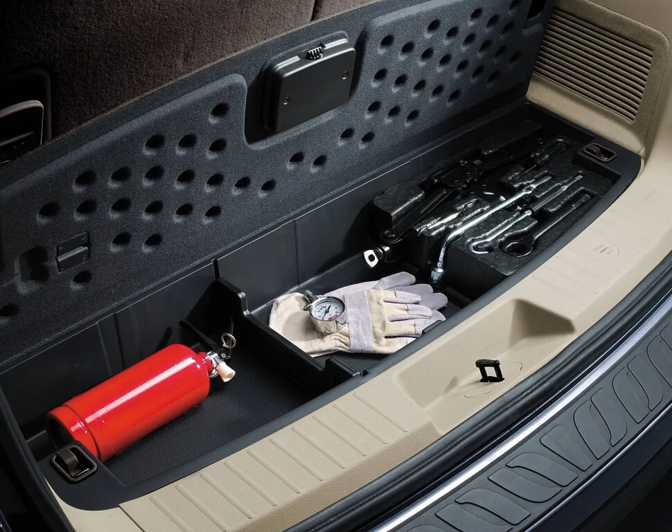 Инструмент в багажник автомобиля. Багажник на Хендай ix55. Штатный набор инструментов Hyundai ix35. Hyundai ix55. Инструменты в багажнике.