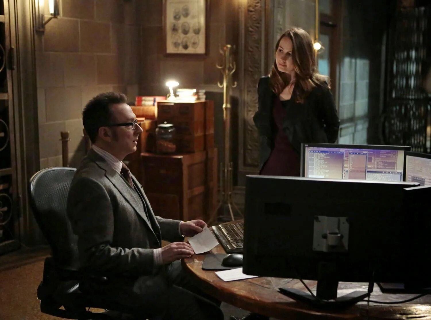 Эми экер в поле зрения. В поле зрения - 2011 - 2016 - person of interest. Фильм в поле зрения подозреваемый 1 сезон. В поле зрения сериал 1 сезон 1 серия. В поле зрения 3.