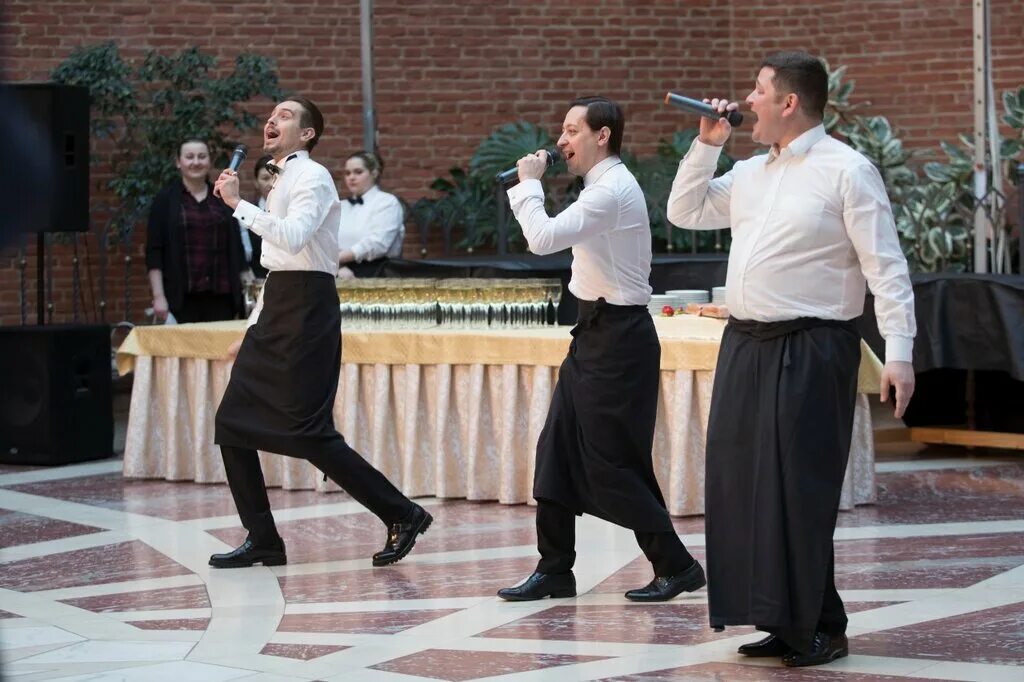 Поющие повара. Шоу танцующие официанты. Танцующие и поющие официанты в питере. Поющие официанты москва. Танцующие и поющие официанты в питере.