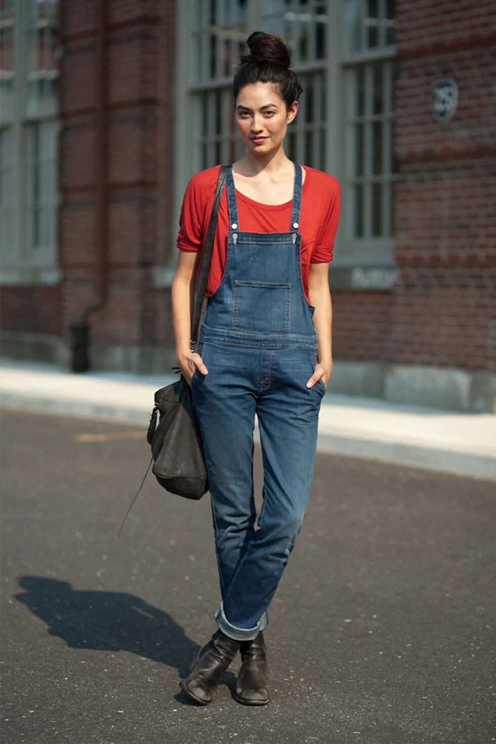 Надевать комбинезон. Образы с джинсовым комбинезоном. лук с джинсовым комбинезоном. джинсовый комбинезон с водолазкой. девушка в комбинезоне.