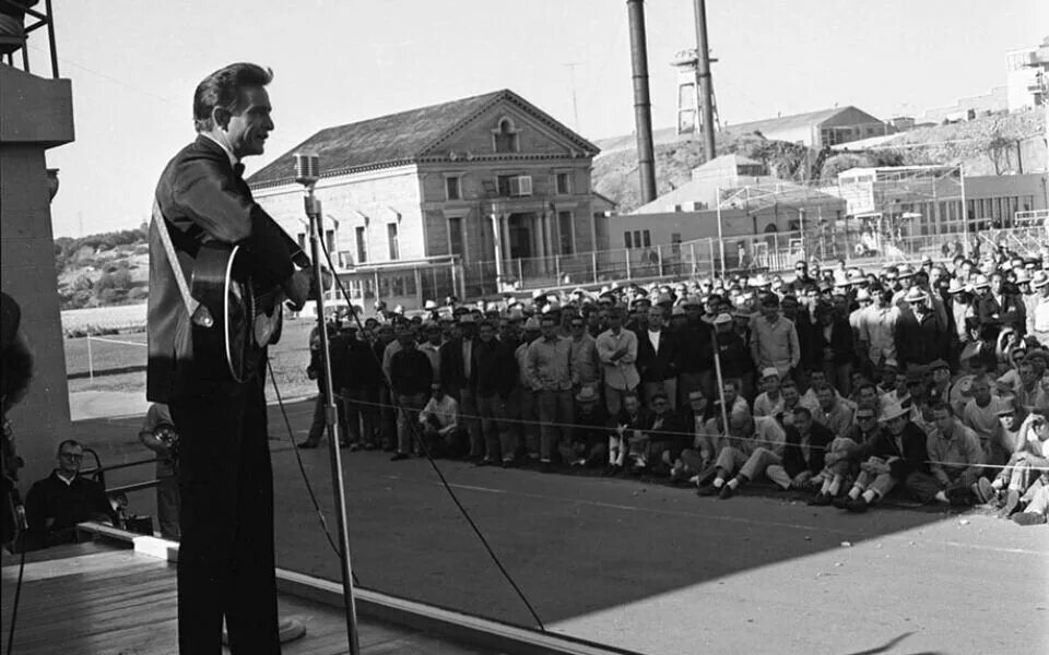 Cash folsom. Cash johnny "at folsom prison". Folsom prison blues. Cash folsom. Johnny cash folsom.