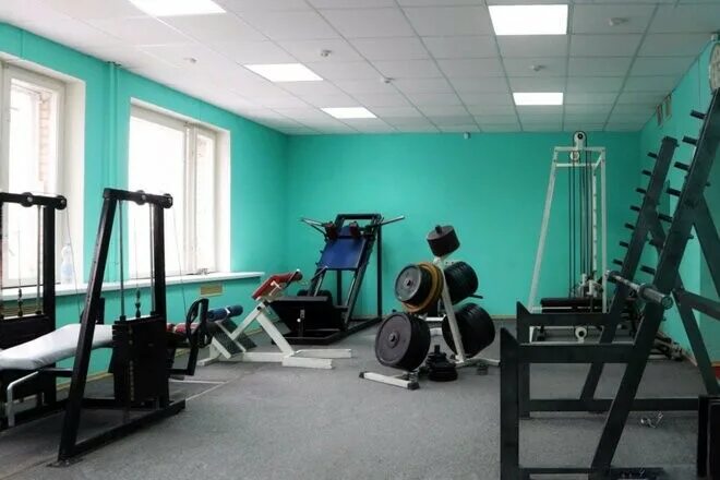 Атлет смоленск тренажерный зал. Спортзал атлет ачинск. Зал атлет василеостровская. Топы в спортивный зал. Силач зал тренажерный.