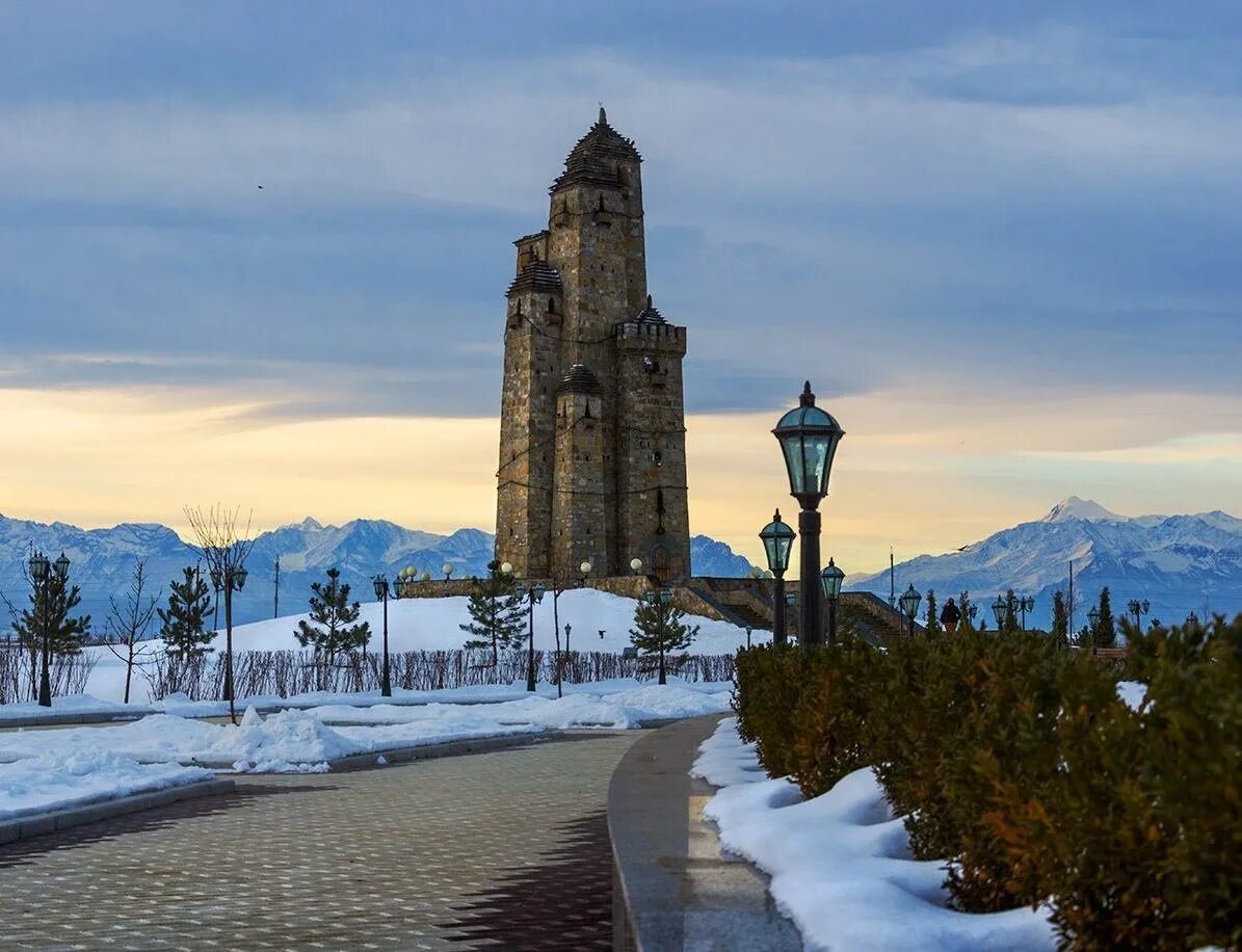 Достопримечательности города назрань ингушетия. Назрань ингушетия достопримечательности. Назрань ингушетия. Магас город ингушетия. Город назрань горы.