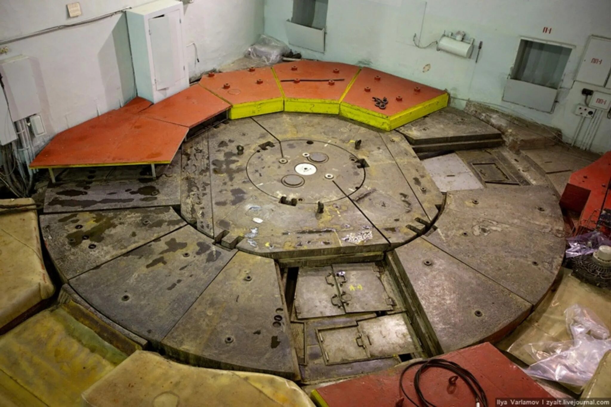 Самый первый реактор в мире. Обнинская АЭС реакторный зал. Обнинская АЭС первый реактор. Обнинская АЭС 1954. Первая в мире АЭС В Обнинске.