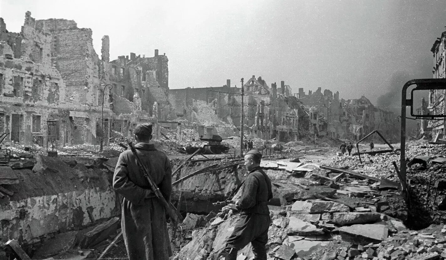 Во время войны и потом. Разрушенный Берлин 1945. Бой в городе Германия 1945. Берлин в руинах 1945.