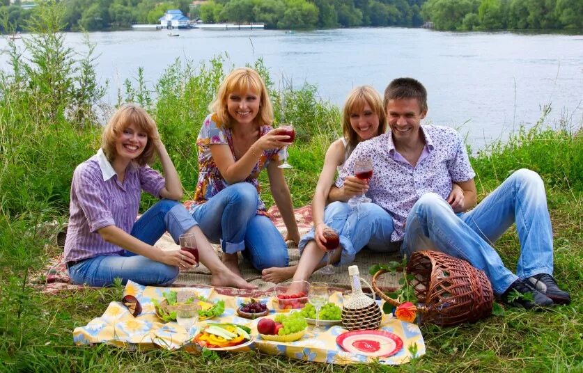 Летняя фотосессия на природе. Фотосессия вдвоем на природе. Люди на пикнике. Романтика на природе. Две девушки на пикнике.
