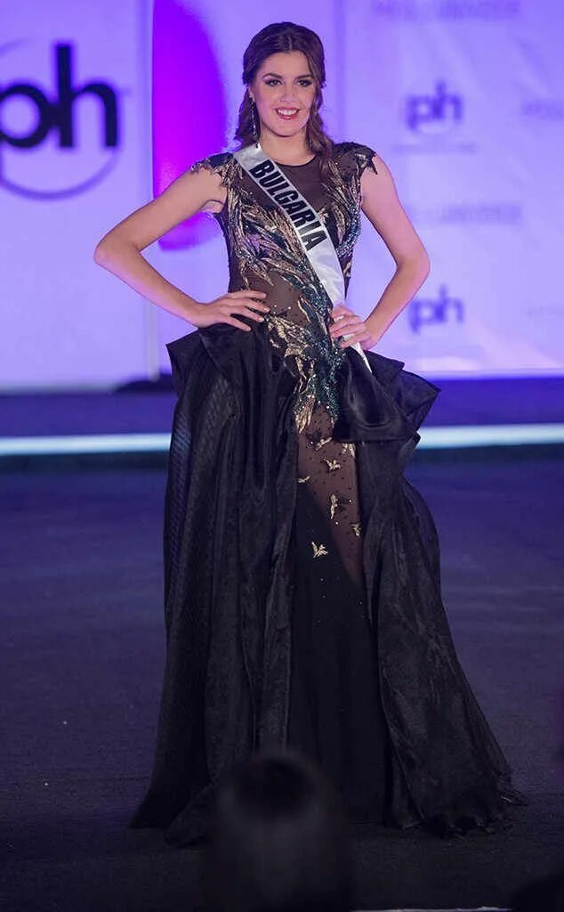Miss from. Мисс вселенная в платье. Элизабет уорд-грейсен. Miss usa 2018. Мисс вселенная 2019.