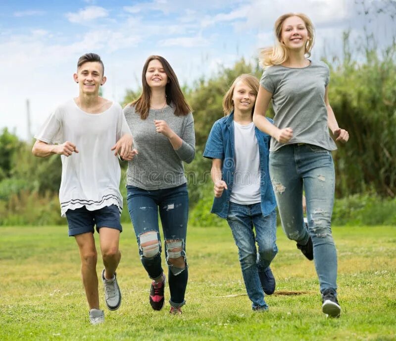 My sisters running. Фото сестричек бегущих. Дети бегут с воздушным змеем. My sisters running. Девушка бежит.