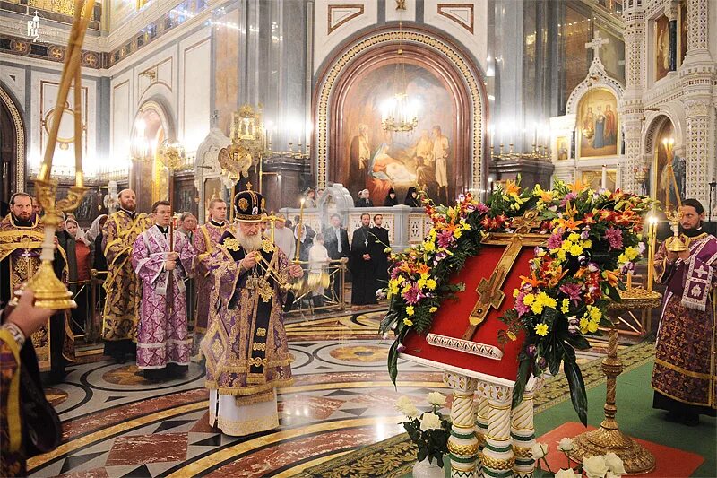 богослужения в храме крестовоздвижения