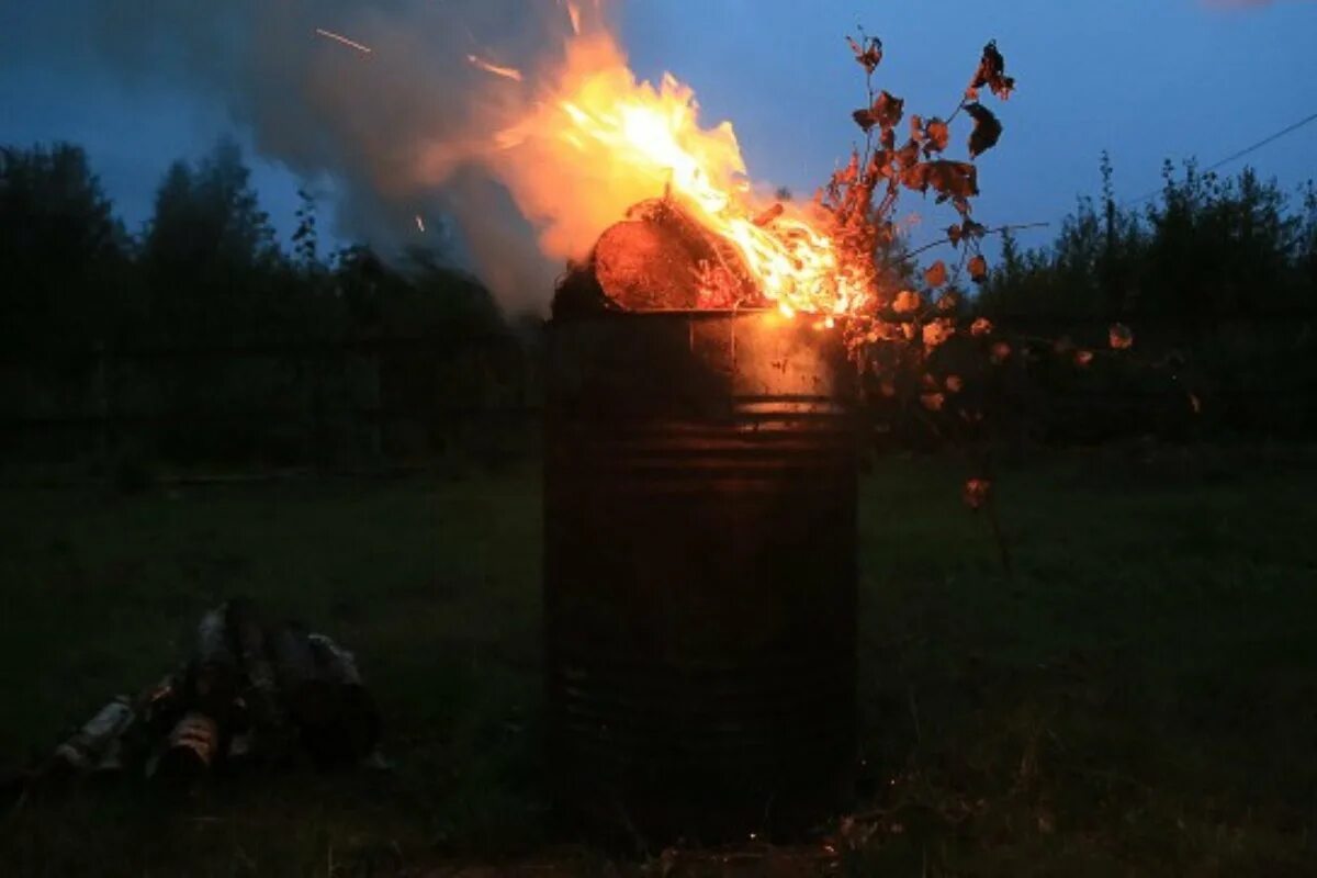 Можно ли жечь ветки на своем участке. Разжигать огонь пожар. Кострище в земле. Украина разжигает пожар в России.