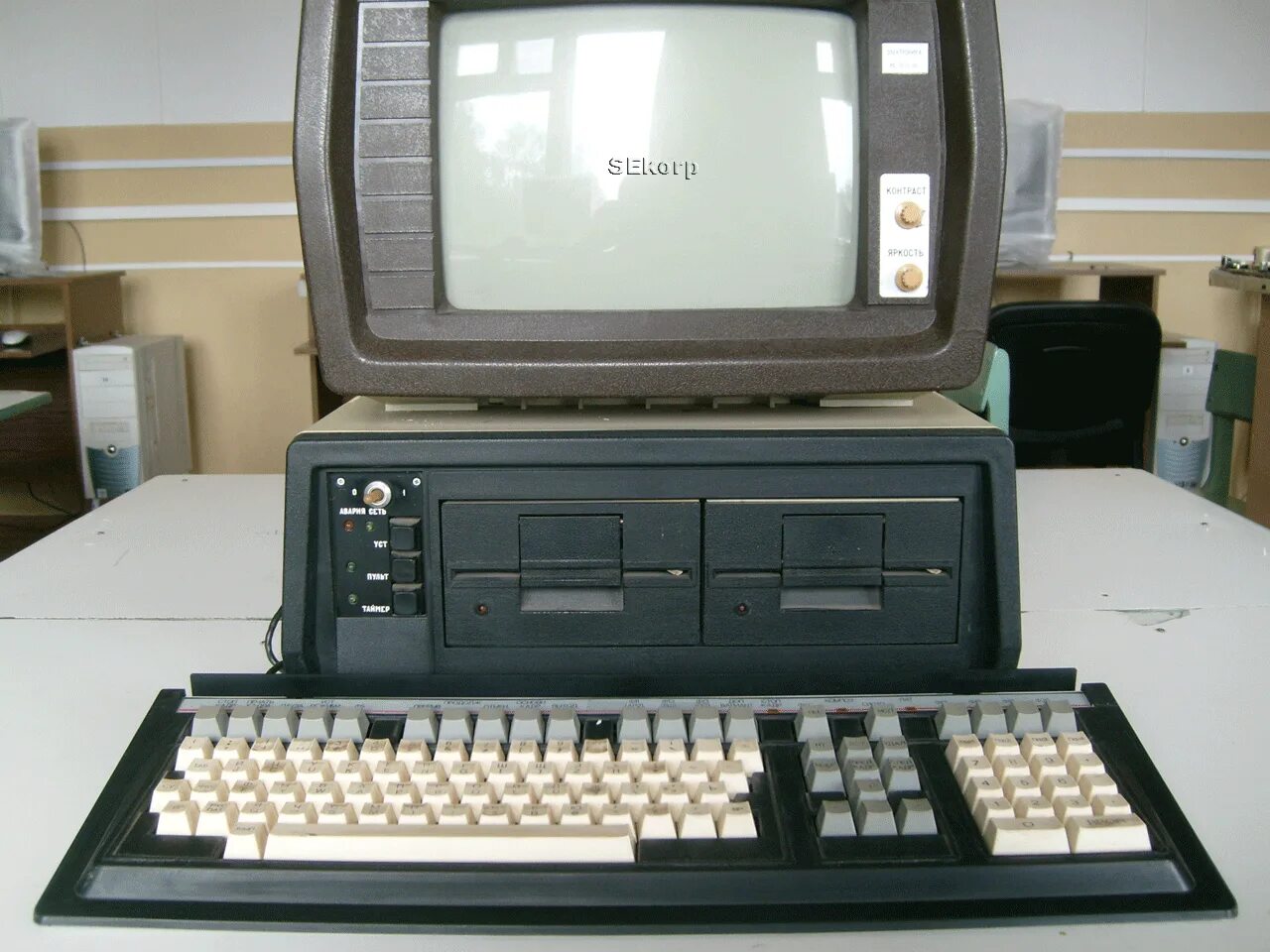 Как назывались первые компьютеры в ссср. Советская микро-ЭВМ ДВК-2. ДВК 3м. ДВК 2м компьютер. ЭВМ ДВК-1.