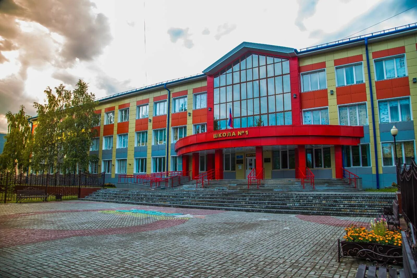 школа 1 ханты-мансийск. первая школа ханты. первая школа ханты. школа ханты мансийск. белоярский школа 3 линейка.