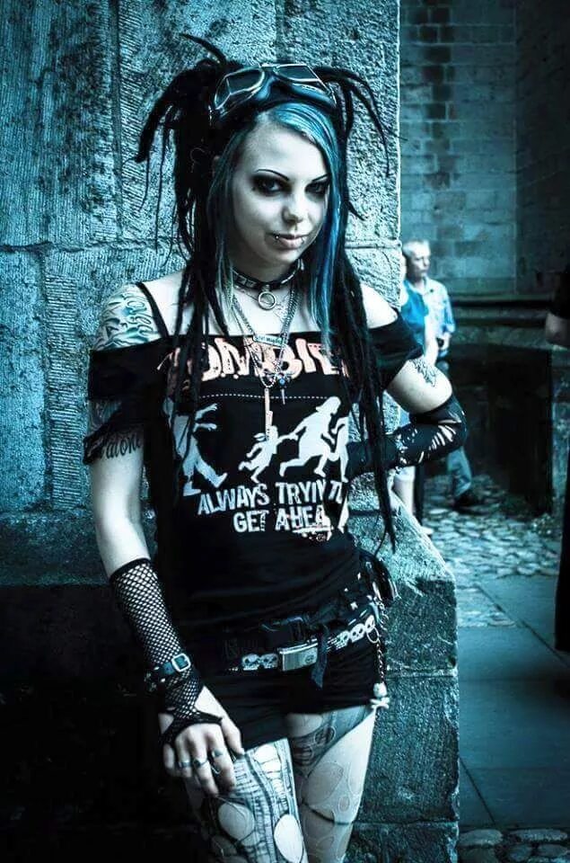 Готы девочки подростки. Готы панки. Современные готы. Готическая мода. Панк прически.