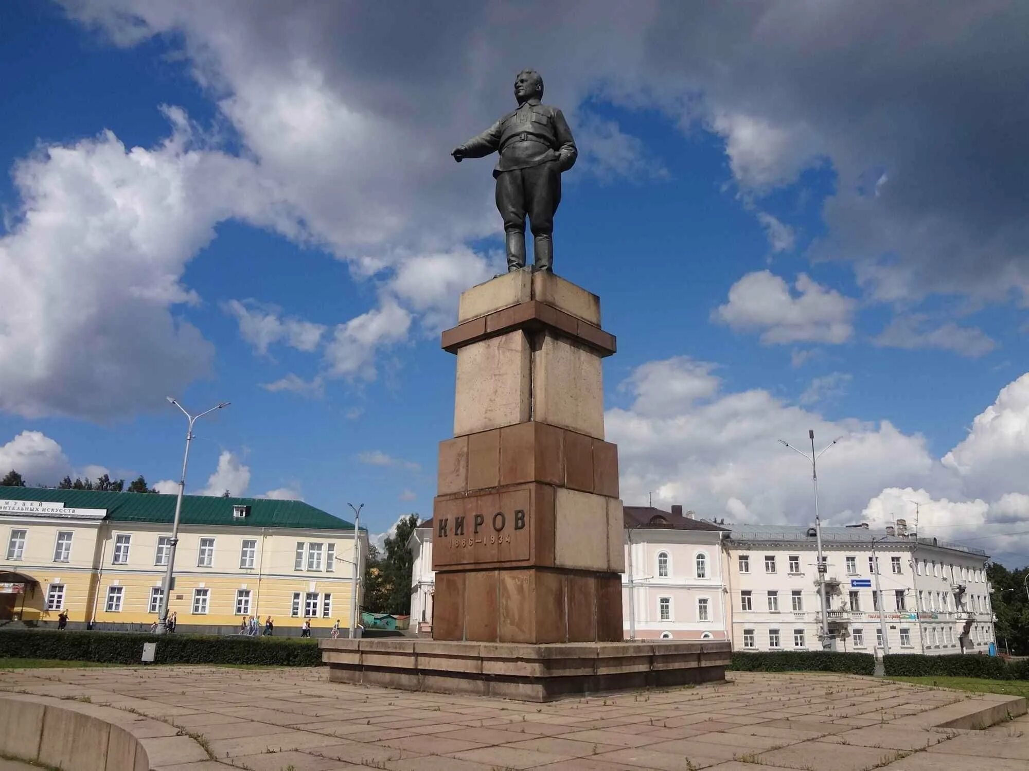 Памятники киров. Памятник Кирова Петрозаводск. Памятник с м Кирову в Петрозаводске. Памятник на площади Кирова Петрозаводск. Сергей Миронович Киров памятник в Петрозаводске.