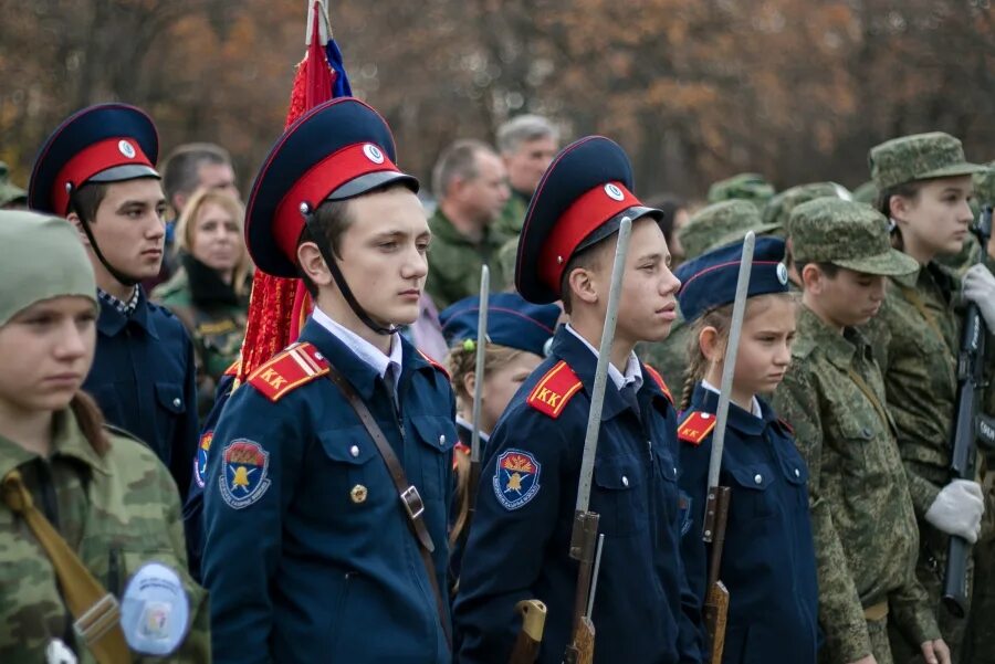 Озарила зарницу. Зарница Яльчики. Рощинский Зарница. Форма для Зарницы. Парадная форми Зарнице.