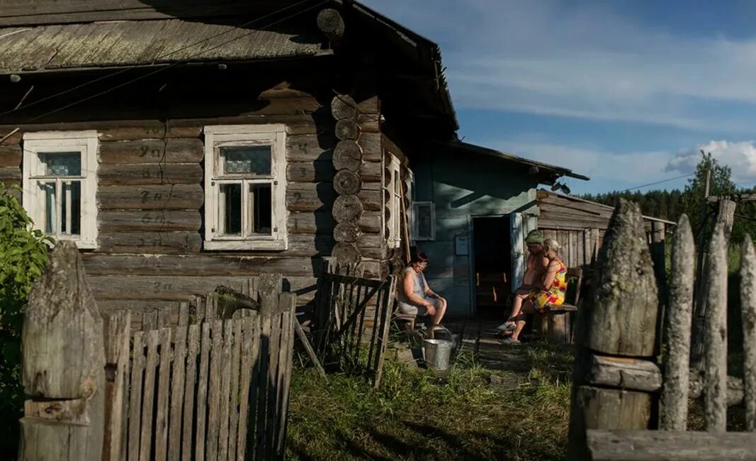 Включи видео деревенского. Деревня жителей. Семья в деревне. Атмосфера деревни. Городские жители в деревне.
