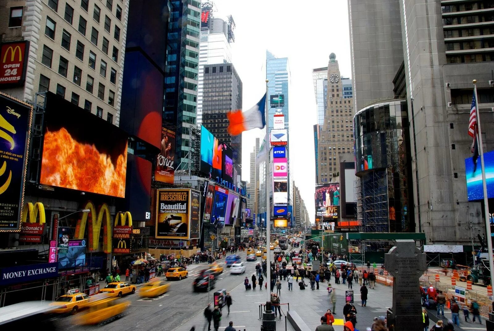 Памятник на таймс-сквер в нью-йорке. Стрит корт. В стиле граффити. Стрит 5 букв. Стрит 5 букв.