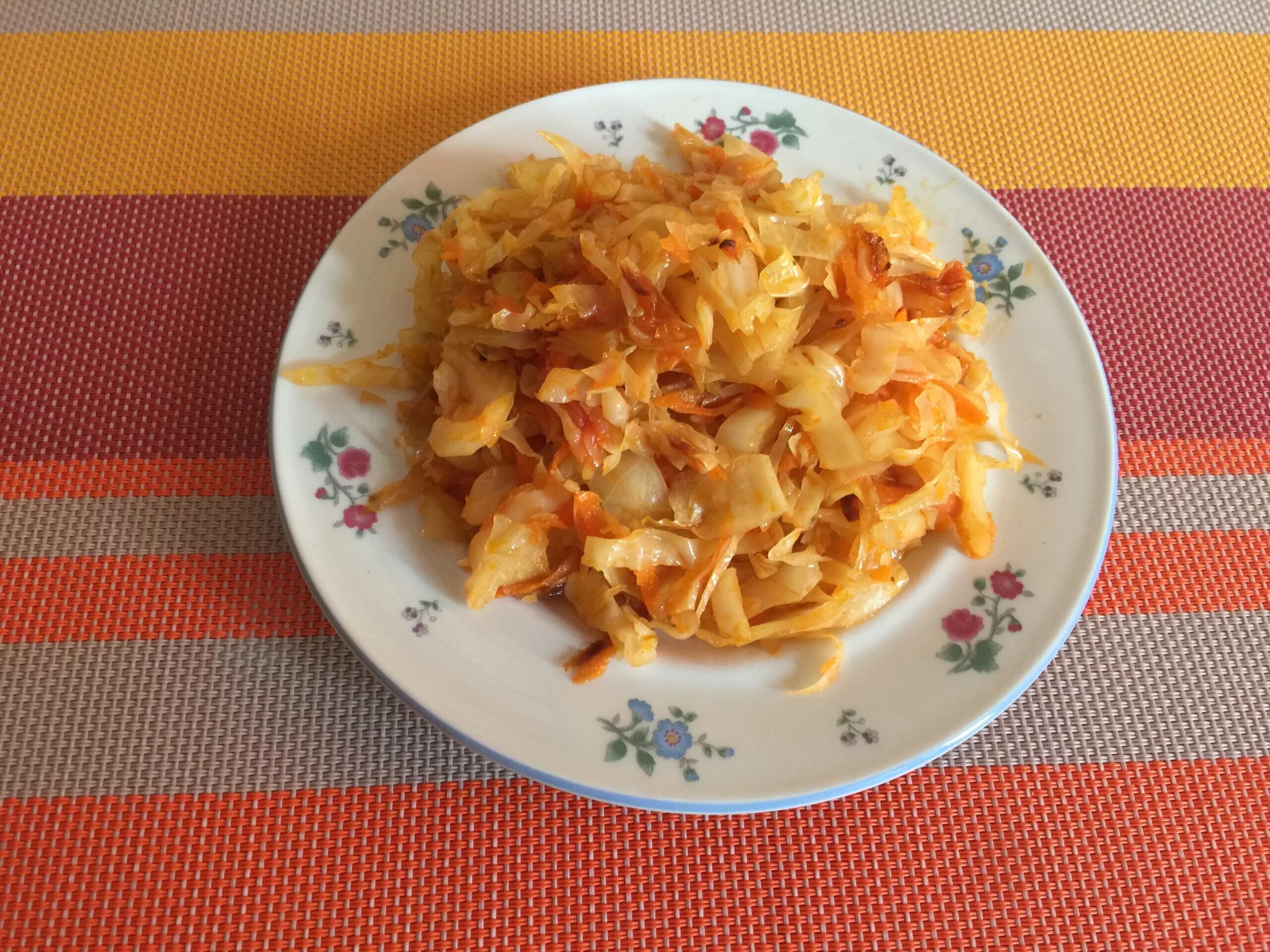 Тушеная капуста как в детском саду. Пп тушеная капуста с курицей. тушеная капуста в детском саду. гарнир к тушеной капусте. тушеная капуста на тарелке.