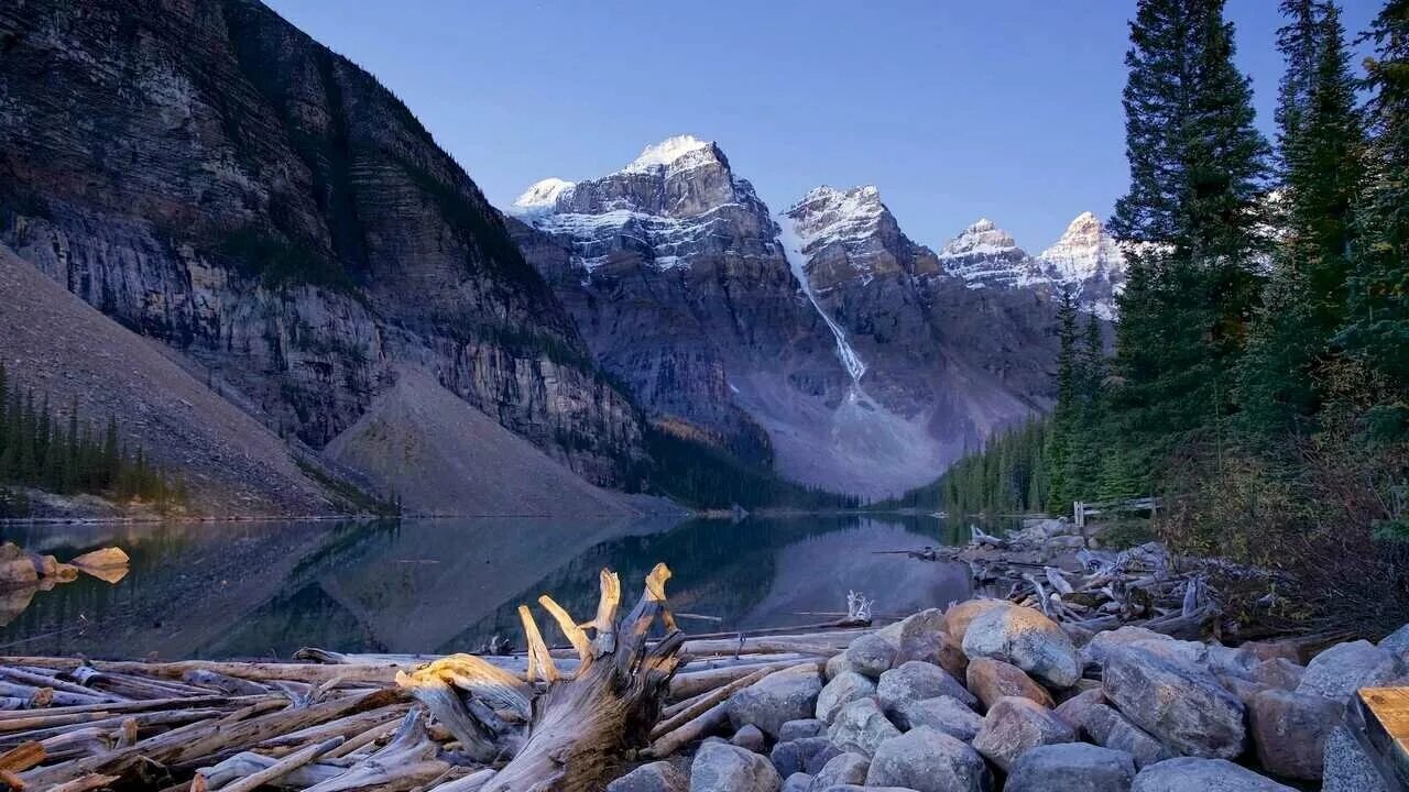Горное озеро отличается особенной красотой. Озеро Морейн в Канаде. Ледниковое озеро в Канаде.