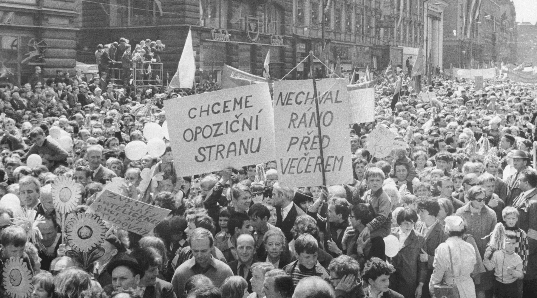 Протесты в чехословакии. Митинги в Чехословакии 1968. Ввод войск в Чехословакию 1968. Революция в Чехословакии 1968.