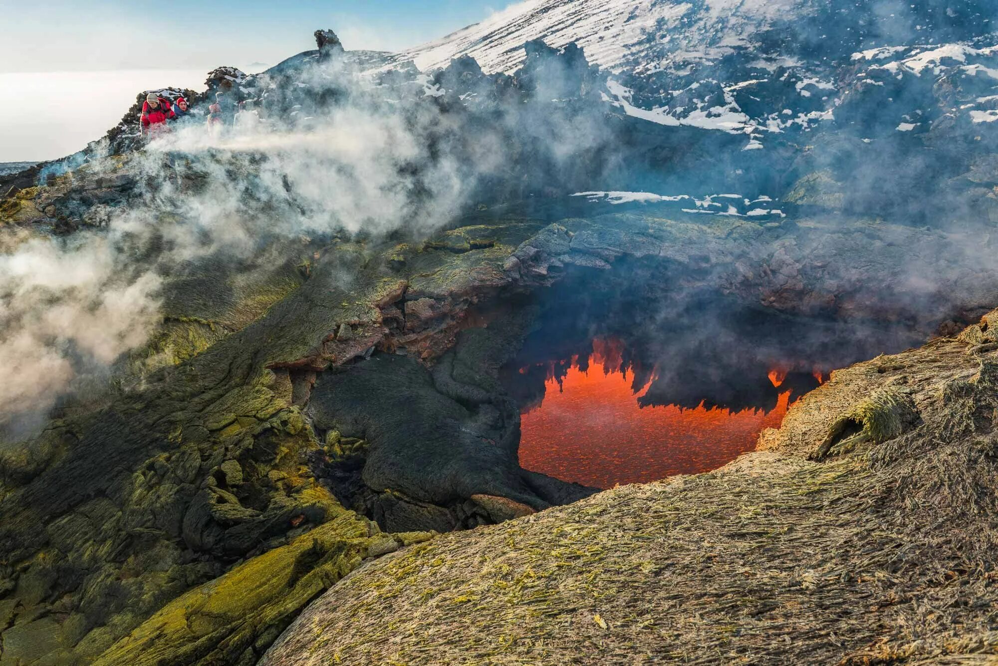 Вулкан плоский толбачик. Полуостров камчатка вулканы. На этом полуострове много вулканов. Камчатский край вулкан ключевская сопка. Вулкан вблизи.