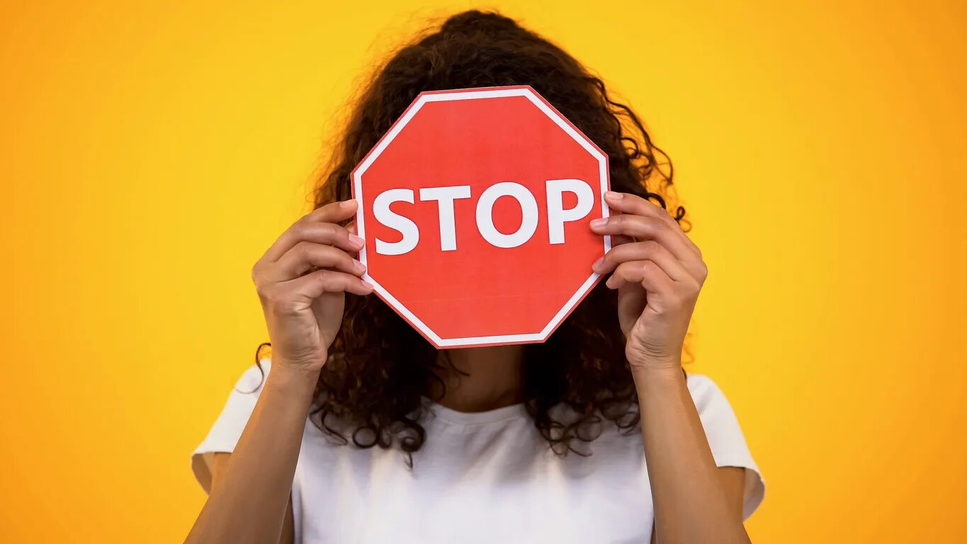 Стоп лицо. Девушка stop. девушка со знаком стоп. девушка с табличкой стоп. знак стоп girl.