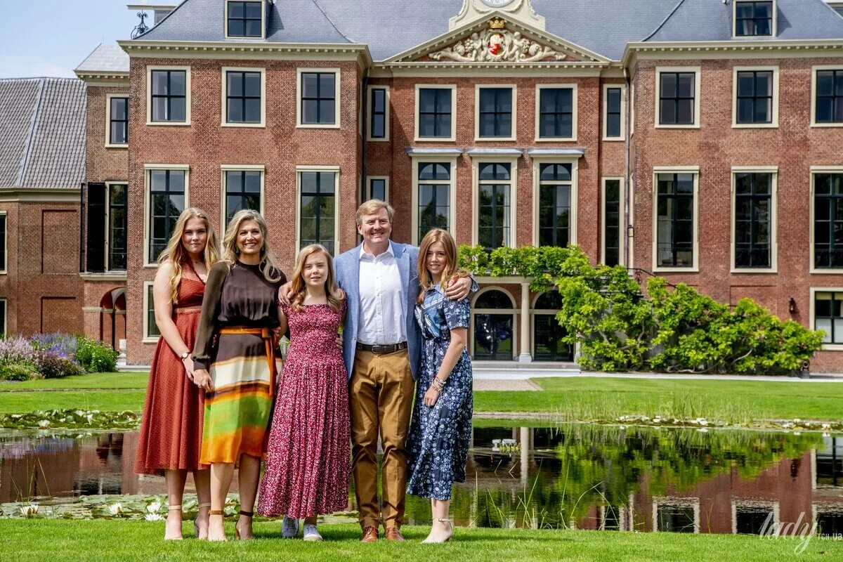 Резиденция королевской семьи. Дворец королевской семьи в Нидерландах. Король Нидерландов с семьей. Нидерландская Королевская семья.