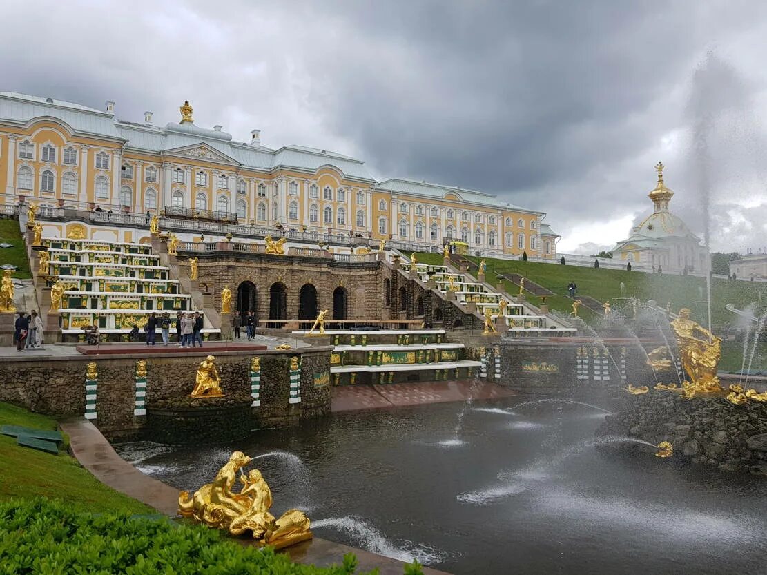 Петергоф википедия. Версаль и петергоф. петергоф экскурсии. петергоф город фонтанов. русский версаль в санкт-петербурге.