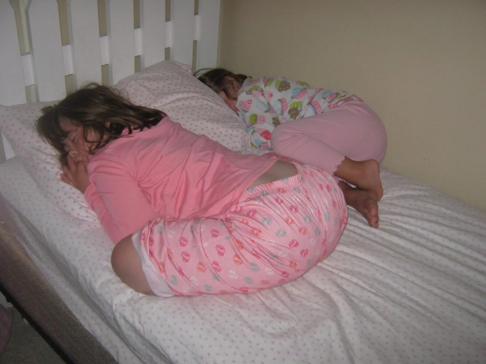 Спящие домашнее. Девочки домашние спят.