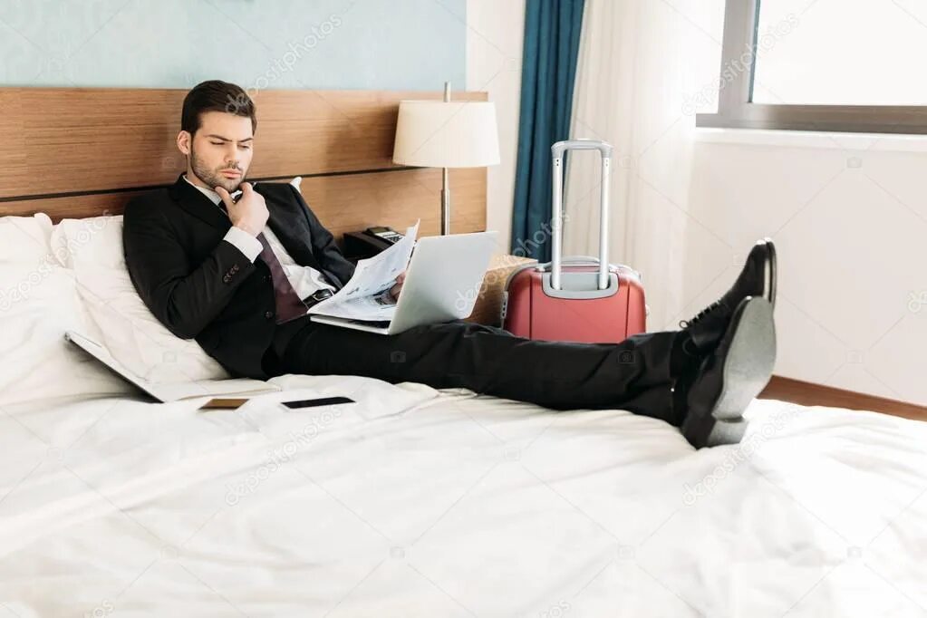 Бизнесмен на кровати. Бизнесмен в отеле. Бизнесмен лежит. Мужчина в отеле.