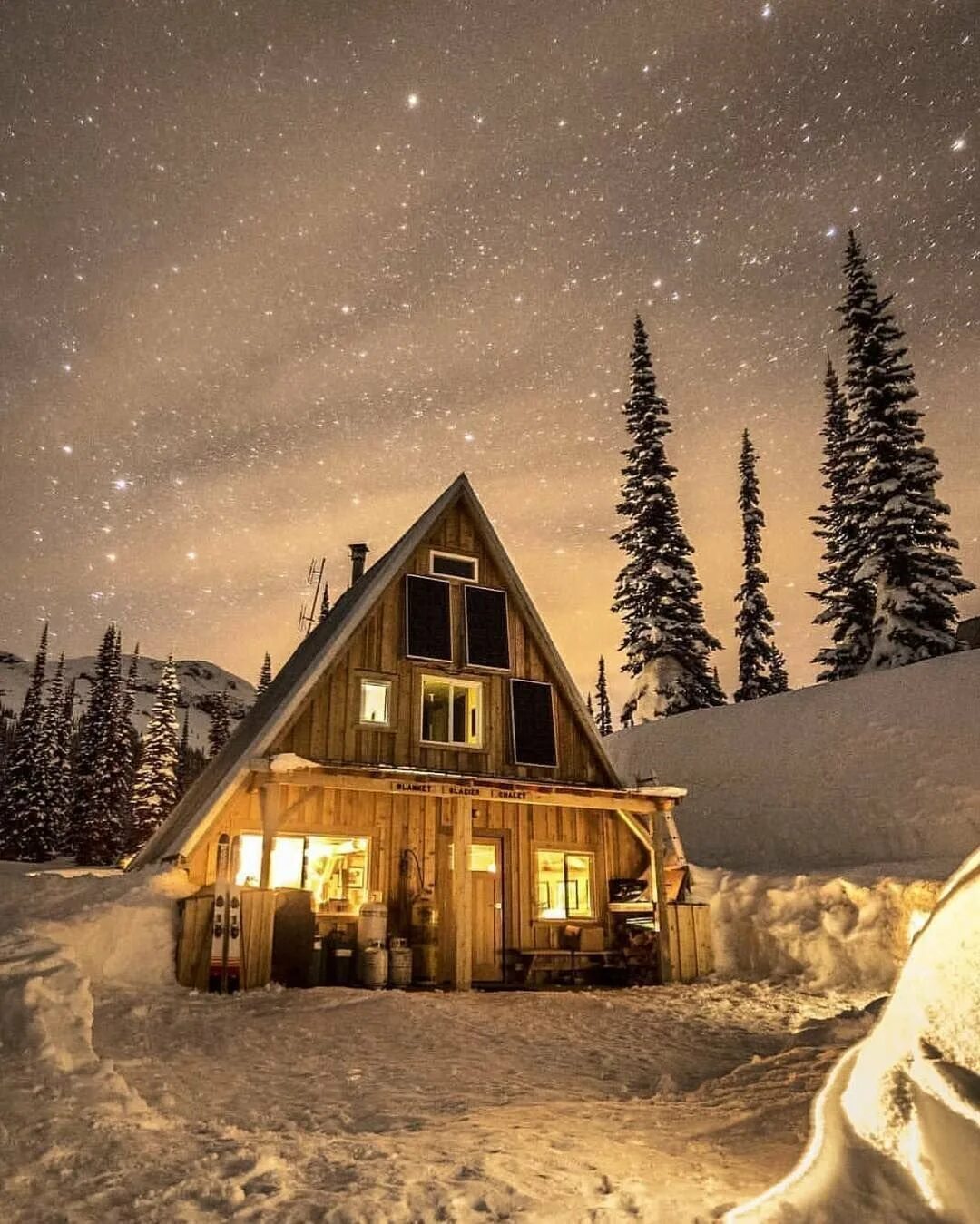Снежка домики. Зимний домик. Уютный домик. Домик зимой. Заснеженный домик.