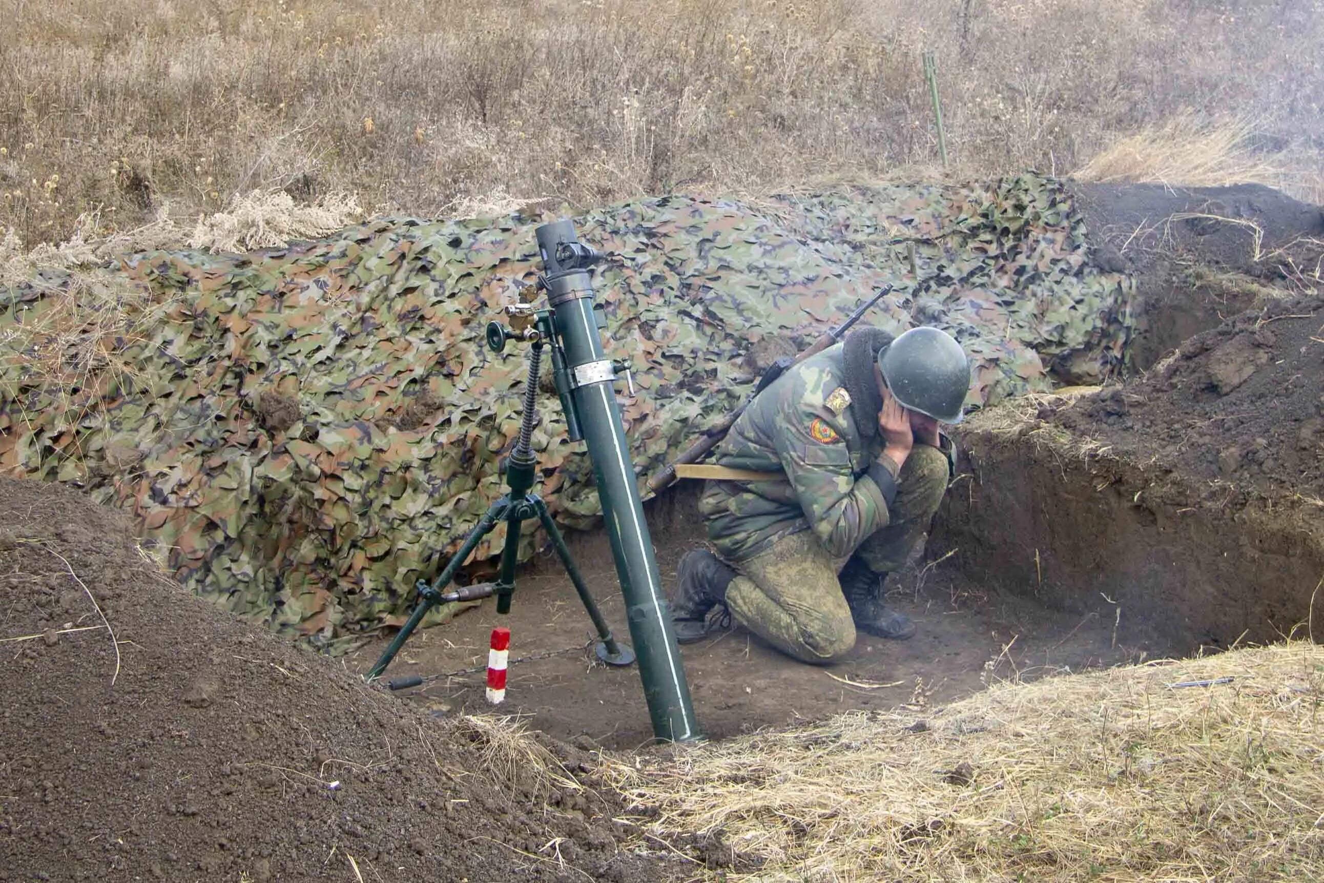 Участок ведения огня. Окоп для 82 мм миномета. Полигон миномет 2б11. 2б24 миномет 82-мм. Окоп для автоматчика.