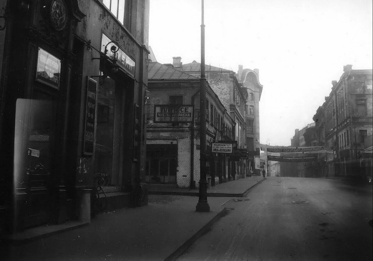 Улицы 1930 х годов. Москва 1920-х Петровка. Петровка 1930. Улица Петровка Москва. Арбат Москва 1940.